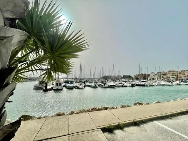 Gatu Sherry, Junto Puerto Deportivo Y Playa 