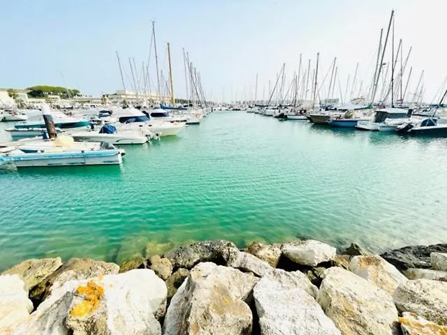 Gatu Sherry, Junto Puerto Deportivo Y Playa 